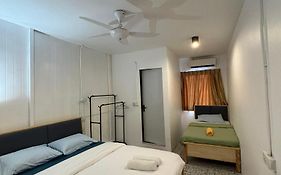 5 Minutes Airport Lodge